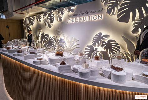 cafe maxime louis vuitton.